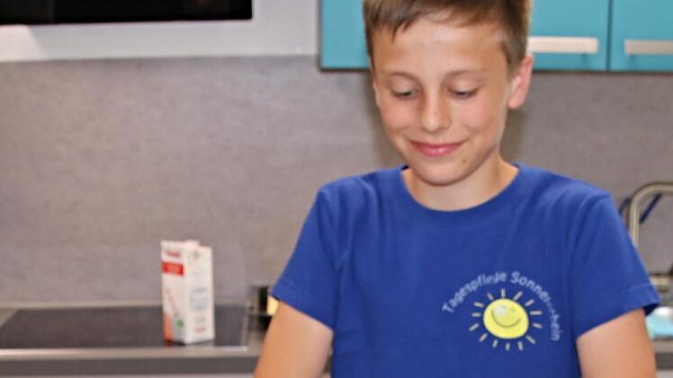 Selbst ist der Mann: Simon Müller belegt ein Backblech mit Kuchenteig. Helmut Will