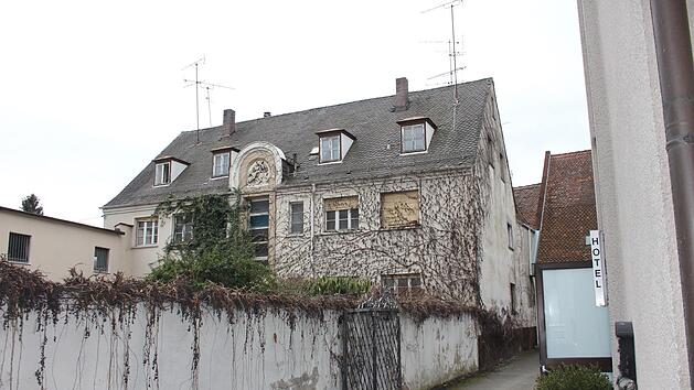 Nah langem Leerstand soll das große Wohnhaus saniert werden und sechs Familien Platz schaffen.  Fotos: Bernhard Panzer