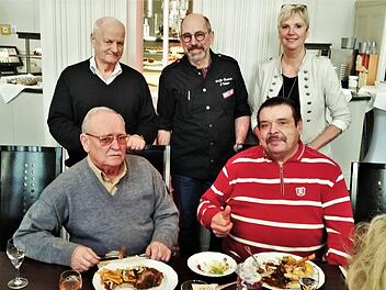 Tafel-Vorsitzender und Stadtrat Wolfgang Speyer (von links), Kurgartencafé-Betreiber Jochen Wehner und stellvertretende Tafel-Vorsitzende Dagmar Ziegler mit Gästen des Weihnachtsessens. Foto: Sigismund von Dobschütz