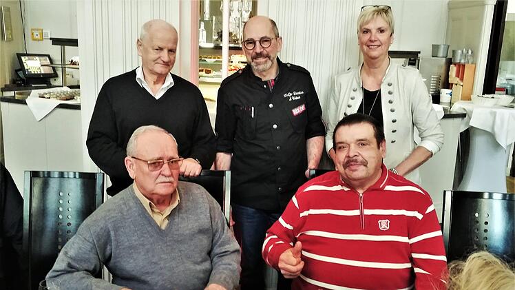 Tafel-Vorsitzender und Stadtrat Wolfgang Speyer (von links), Kurgartencafé-Betreiber Jochen Wehner und stellvertretende Tafel-Vorsitzende Dagmar Ziegler mit Gästen des Weihnachtsessens. Foto: Sigismund von Dobschütz