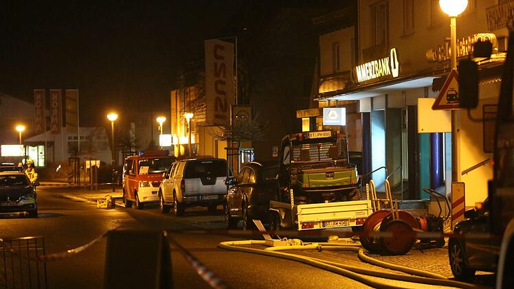 Gegen 3 Uhr in der Nacht gab es einen lauten Knall in Weidenberg: Unbekannte hatten versucht, einen Geldautomaten zu sprengen. Foto: News5/Fricke
