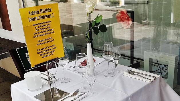 Vor einem Restaurant in der Grabengasse in Bad Kissingen.  Foto: Sigismund von Dobsch&uuml;tz