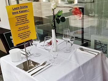 Vor einem Restaurant in der Grabengasse in Bad Kissingen.  Foto: Sigismund von Dobschütz