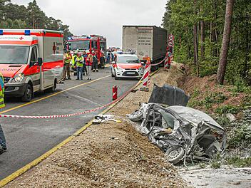 Vom Fluchtauto blieb nur ein Haufen Schrott, nachdem der 23-jährige Bankräuber in einen Lkw gerast war. Ein Bauarbeiter zog ihn aus dem brennenden Auto. Foto: Andreas Dorsch