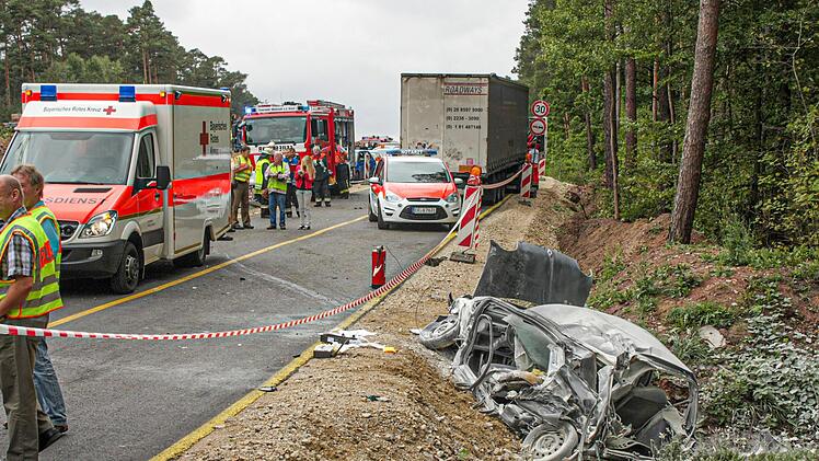Vom Fluchtauto blieb nur ein Haufen Schrott, nachdem der 23-jährige Bankräuber in einen Lkw gerast war. Ein Bauarbeiter zog ihn aus dem brennenden Auto. Foto: Andreas Dorsch