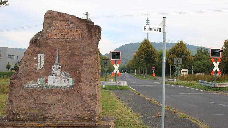 Der Bahnübergang Westheim wird erneuert. Dafür muss der Stein am Ortseingang versetzt werden. Dabei soll er auch aufgearbeitet werden. Foto: Ralf Ruppert
