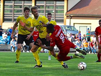 Konnte von den Thulbaer Kickern zu selten gestoppt werden: Aubstadts Michael Dellinger. Foto: Anand Anders