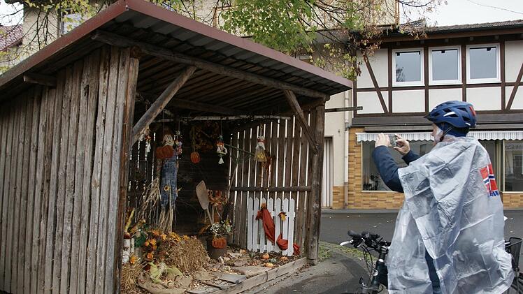 Die Ortsverschönerung - wie hier das von Daniela Rubi geschmückte Hüttchen am Marktplatz - soll auch Ziel des wiederbelebten Kulturvereins in Zeitlofs sein. Altbürgermeister Wilhelm Friedrich will die Reaktivierung vorantreiben.  Foto: Steffen Sta...