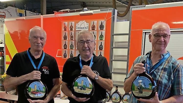 Seit 40 Jahren maßgeblich am Erfolg der Hammelburger Bocksbeutel-Rallye beteiligt sind (von links) Bruno Vierheilig, Johannes Deinlein und Karlheinz Franz. Sie erhielten einen handbemalten Drei-Liter-Bocksbeutel.&#160;&#160;