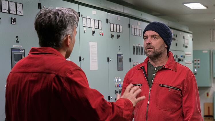 Der Offizier (Alexander Wipprecht links) geriet in der Vergangenheit in einen Streit mit Harry (Juergen Maurer). Es ging um ein Bild von Anne.