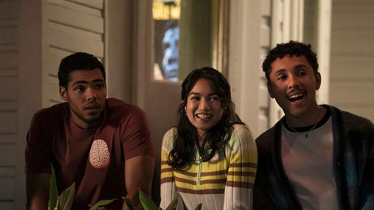 Jeremy (Nicholas Duvernay, links), Anh (Rachel Marsh) und Malcolm (Jaboukie Young-White) reagieren anfangs &uuml;berrascht auf den neuen Partner ihrer Freundin.