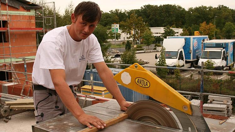 Nach der dreijährigen Lehre sitzt jeder Handgriff: Marcel Lehner beim Zuschneiden von  Holzlatten, die immer auf dem Bau gebraucht werden. Der Beruf des Maurers ist sein Traumberuf.  Fotos: Molitor
