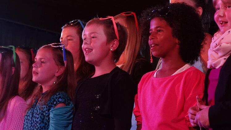 "Das Haus am See" war der totale Renner bei den 5. Klassen in der Realschule. Ausgestattet mit Sonnenbrillen und Handschildern haben die Schüler, die seit einem Jahr zusammen singen und musizieren, dieses Lied dargestellt. "Das gemeinsame Singen fördert die Gemeinschaft im Klassenverbund ungemein", sagt Sabine Heinrich zum Konzept der Chorklasse.