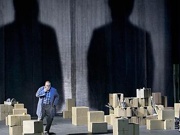 Erik - gespielt von Tomislav Muzek (links) - und Senta - gespielt von Ricarda Merbeth in einer Szene aus dem diesjährigen "Fliegenden Holländer" bei den Bayreuther Wagner-Festspielen.  Foto: Enrico Nawrath/Bayreuther Festspiele