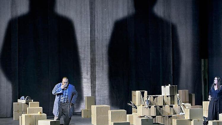 Erik - gespielt von Tomislav Muzek (links) - und Senta - gespielt von Ricarda Merbeth in einer Szene aus dem diesjährigen "Fliegenden Holländer" bei den Bayreuther Wagner-Festspielen.  Foto: Enrico Nawrath/Bayreuther Festspiele