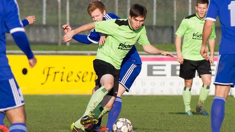 Zu den Erfolgsgaranten beim SV Friesen gehört Hannes Nützel (am Ball), der erst im Laufe der Saison verpflichtet wurde.