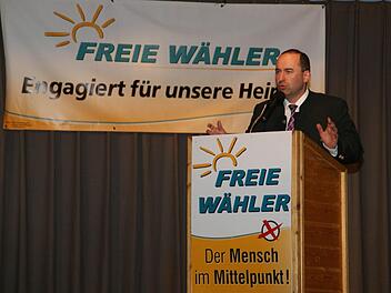 Mit deutlichen Worten forderte Hubert Aiwanger die Zuhörer in Rentweinsdorf auf, die Politik kritisch zu begleiten und sich gemeinsam mit den FW gegen TTIP, CETA und TISA zu stellen. Foto: Sabine Weinbeer