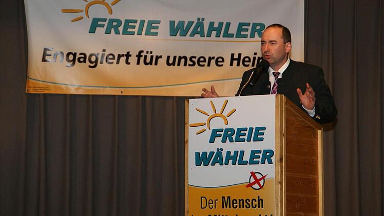 Mit deutlichen Worten forderte Hubert Aiwanger die Zuhörer in Rentweinsdorf auf, die Politik kritisch zu begleiten und sich gemeinsam mit den FW gegen TTIP, CETA und TISA zu stellen. Foto: Sabine Weinbeer