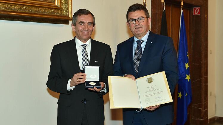 Otto Kirchner (l.) ist erst vor Kurzem mit der Staatsmedaille für besondere Verdienste um die Bayerische Wirtschaft ausgezeichnet worden. Foto: privat