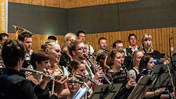 Impressionen vom Doppelkonzert in der Schulturnhalle Meeder.Foto: Jochen Berger