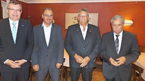 Unser Bild zeigt von links Direktor Michael Lieb, Joachim Marschalt und Franz Zillig sowie Direktor Randolf Menna. Foto: p
