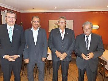Unser Bild zeigt von links Direktor Michael Lieb, Joachim Marschalt und Franz Zillig sowie Direktor Randolf Menna. Foto: p