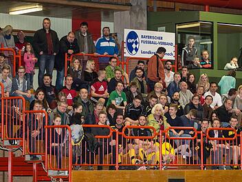 Die Hallenturniere am Kronacher Schulzentrum sind seit Jahren meist sehr gut besetzt. Auf volle Tribünen hoffen die Verantwortlichen auch in der Hallensaison 2016/17, die am Wochenende beginnt. Foto: Heinrich Weiß