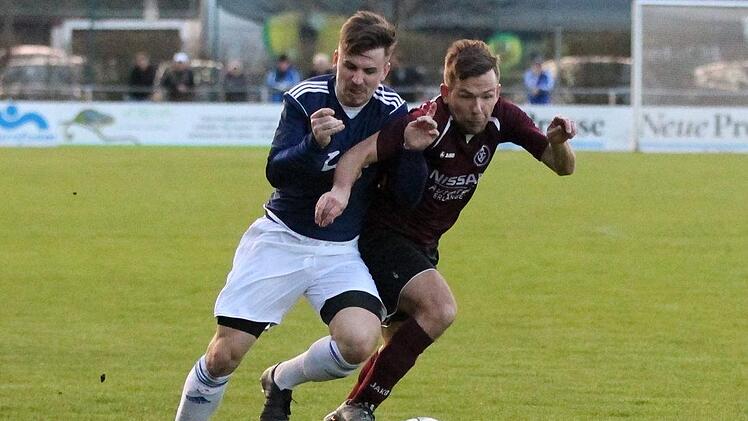 Lukas Werner (blau) vom VfL Frohnlach im Laufduell mit Erlangens Andre Singer.