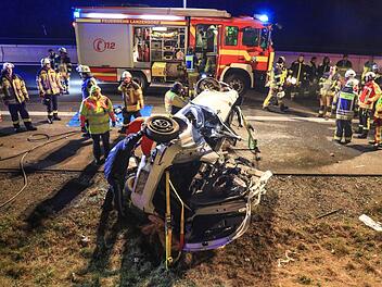 V&ouml;llig demoliert liegt das Auto auf der A70 bei Neudrossenfeld. Zuvor hat sich ein Familie auf der Autobahn &uuml;berschlagen. Foto: NEWS5