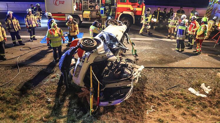 V&ouml;llig demoliert liegt das Auto auf der A70 bei Neudrossenfeld. Zuvor hat sich ein Familie auf der Autobahn &uuml;berschlagen. Foto: NEWS5
