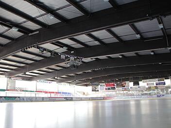 Das Höchstadter Eisstadion wartet auf die Sanierung.  Foto: Andreas Dorsch
