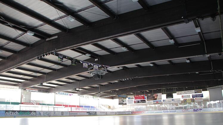 Das Höchstadter Eisstadion wartet auf die Sanierung.  Foto: Andreas Dorsch