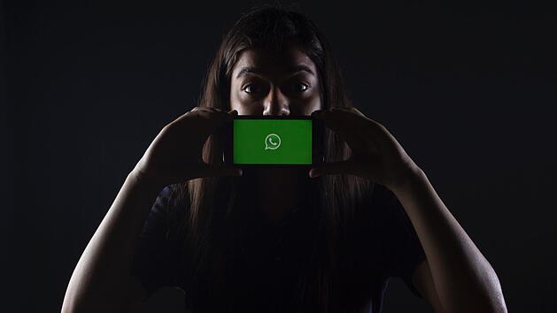 Der Dark-Mode bei WhatsApp soll besser f&uuml;r die Augen sein und k&ouml;nnte bald schon allen Nutzern zur Verf&uuml;gung stehen. Symbolbild: Rachit Tank/unsplash.com