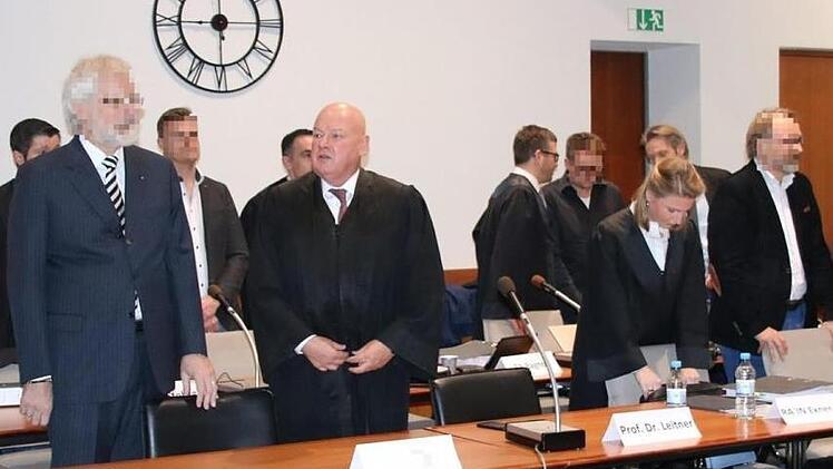 Auf der Anklagebank beim Millionenprozess vor dem Landgericht Hof wird jetzt Platz  - anfangs waren es  vier Angeklagte und  acht Verteidiger. Links der bisherige Hauptangeklagte, rechts daneben sein Verteidiger, Professor Werner Leitner aus München.  Foto: Stephan Tiroch