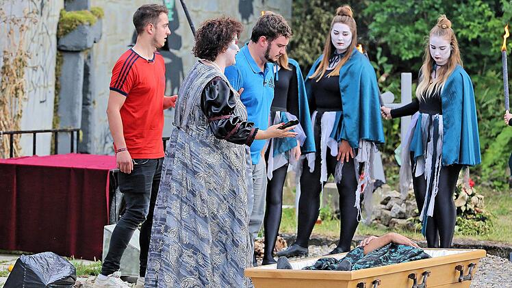 Die Vampirkomödie "Dracula -  Sippschaft mit Biss", zeigten die  Laienspieler des Heimatvereins Maßbach auf der Freilichtbühne im Innenhof  des Schrimpf'schen Schlosses.  Foto: Dieter Britz