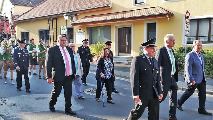 Bezirkstagspräsident Erwin Dotzel (von rechts), Bürgermeister Helmut Blank, Kommandant Manuel Gessner und Münnerstadts zweiter Bürgermeister Andreas Trägner (links) führten den Festzug an. Foto: Sigismund von Dobschütz