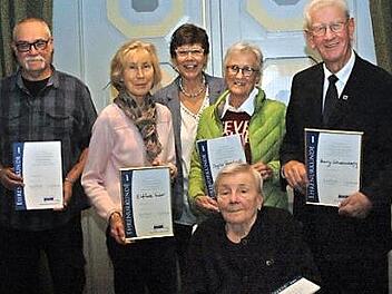 Treue Mitglieder des VdK Neuses (von links): Horst Nikol, Volker Bräunig, Elfriede Faber, Susann Biedefeld, Ingrid Remshardt, Marianne Hauschild (vorn), Harry Schweinsberg, Hans Jürgen Hoffmann. Foto: Edwin Meißinger