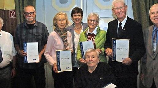 Treue Mitglieder des VdK Neuses (von links): Horst Nikol, Volker Bräunig, Elfriede Faber, Susann Biedefeld, Ingrid Remshardt, Marianne Hauschild (vorn), Harry Schweinsberg, Hans Jürgen Hoffmann. Foto: Edwin Meißinger