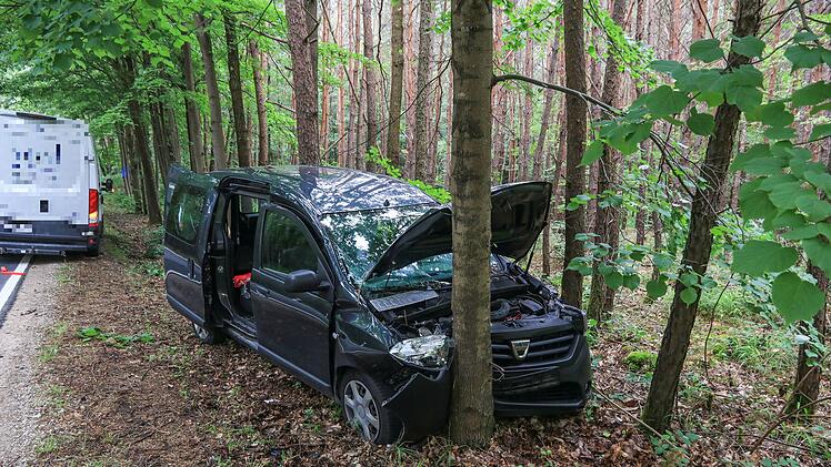 Zahlreiche Bierflaschen im Auto: Kleintransporter kracht frontal gegen Baum