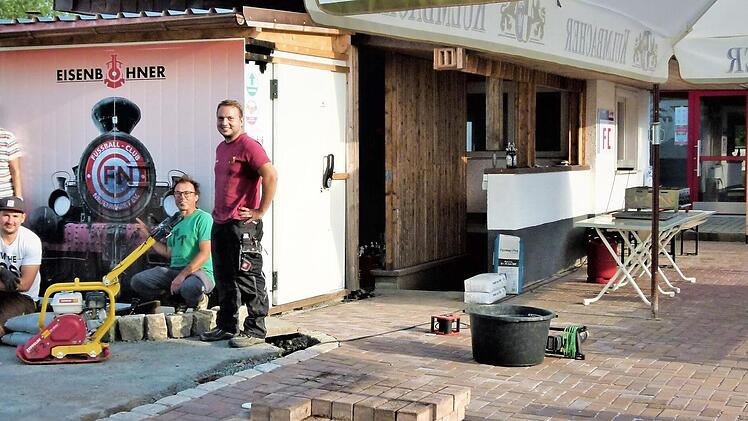 Der "Pflastertrupp", der die letzten Arbeiten am Biergarten (rechts) zum Abschluss brachte