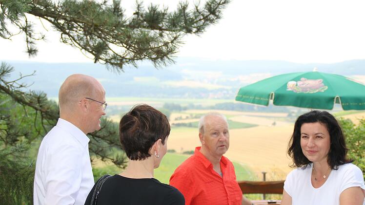 Staatsministerin Dorothe Bär hatte den Vorsitzenden der CDU/CSU- Fraktion im Bundestag,  Ralph Brinkhaus zu einer kleinen Wanderung zur Weinbergshütte Vinica eingeladen.Mit dabei waren Landtagsabgeordneter Sandro Kirchner, Bürgermeister Armin Warmuth, CSU-Bundeswahlkreisgeschäftsführer Detlef Heim und rund 35 angemeldete Teilnehmer.