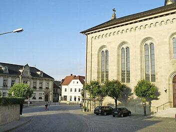 Ein Thema in Eltmann ist ein barrierefreier Zugang zur Stadtpfarrkirche. Die neu besetzten Gremien sowohl auf kirchlicher wie städtischer Seite wollen sich jetzt nochmals dazu austauschen. Diskutiert wurde vor einigen Jahren eine Rampe am Seiteneingang (rechts).  Foto: Sabine Weinbeer