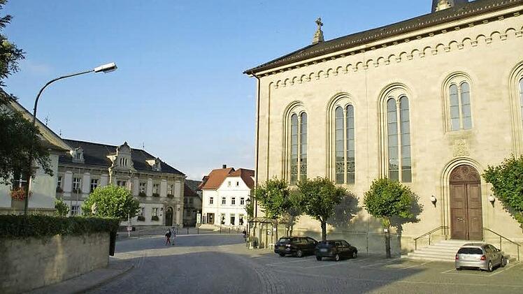 Ein Thema in Eltmann ist ein barrierefreier Zugang zur Stadtpfarrkirche. Die neu besetzten Gremien sowohl auf kirchlicher wie städtischer Seite wollen sich jetzt nochmals dazu austauschen. Diskutiert wurde vor einigen Jahren eine Rampe am Seiteneingang (rechts).  Foto: Sabine Weinbeer