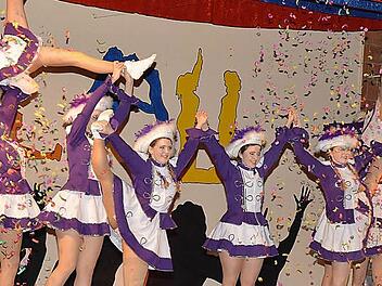 Sie stand und lag im Konfettiregen: die "lila Garde des TSV Burgpreppach. Fotos : Gerhard Schmidt