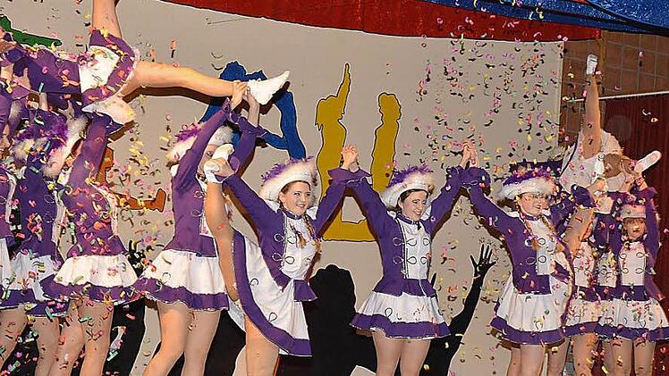 Sie stand und lag im Konfettiregen: die "lila Garde des TSV Burgpreppach. Fotos : Gerhard Schmidt