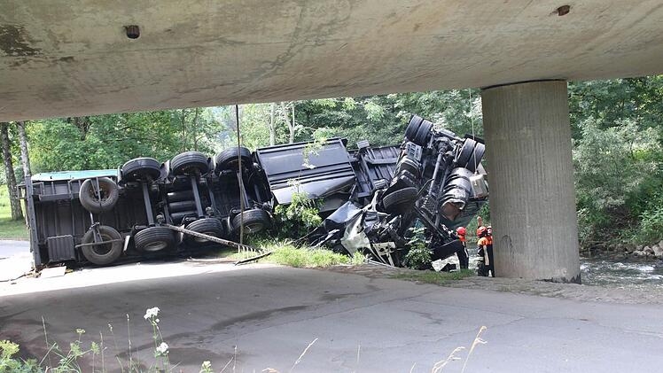 Ein 40-Tonnen-Sattelzug war am 17. Juli bei Coburg in die Itz gestürzt.