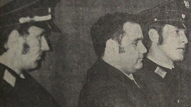 Der M&auml;dchenm&ouml;rder im November 1971 vor Gericht. Er wurde von zwei Polizeibeamten bewacht. Foto: Rolf Aum&uuml;ller/Repro: Friedwald Schedel