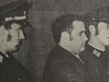 Der Mädchenmörder im November 1971 vor Gericht. Er wurde von zwei Polizeibeamten bewacht. Foto: Rolf Aumüller/Repro: Friedwald Schedel