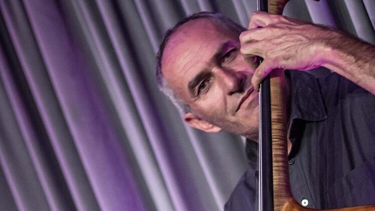 Der Bassist Wolfram Derschmidt beim Gastspiel von Steven Santoro in CoburgFoto: Jochen Berger