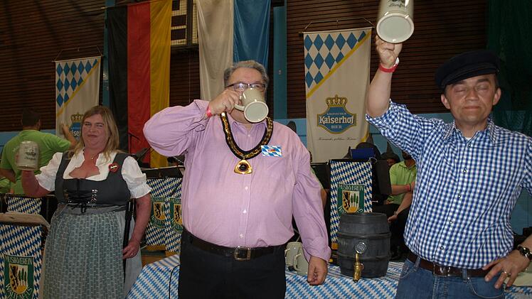 : "O zapft is" - und nun ein Prosit von Jens Korn, Bürgermeister Alan Harvey und Clare Williams, der Vorsitzenden von "Twinning Association", dem Förderkreis in Bingham. (v. re) privat